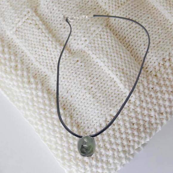 .👣4/$20 ~Tiny Green Apple Natural Stone Pendant with Leather Necklace - Picture 3 of 6